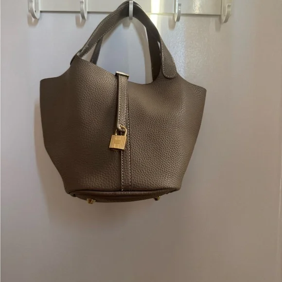 Elegant Brown Leather Tote Bag - Picture 1 of 6